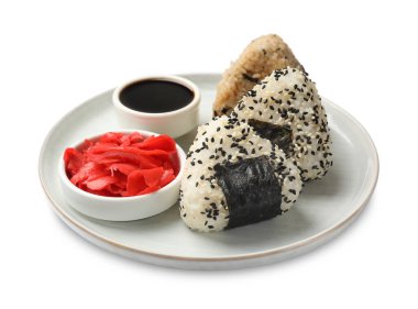 Pirinç topları (onigiri), soya sosu ve beyaza izole edilmiş zencefil turşusu. Geleneksel Japon yemeği