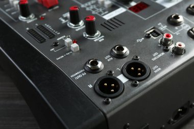 Profesyonel karıştırma konsolu masada, yakın plan. Radyo stüdyo ekipmanı