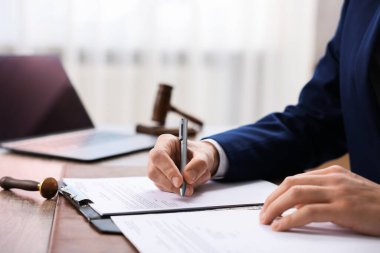 Ofisteki masada noter imzalı belge, yakın plan