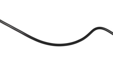 Beyaz üzerine izole edilmiş siyah bir elektrik kablosu