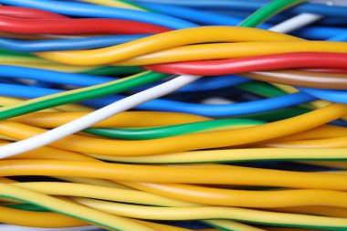 Arka plan olarak birçok renkli elektrik kablosu, yakın plan