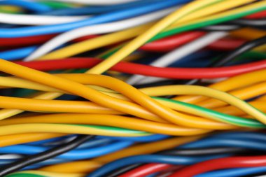 Arka plan olarak birçok renkli elektrik kablosu, yakın plan