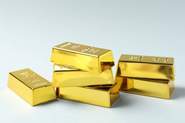 Açık arkaplanda parlak altın çubuklar, yakın plan