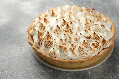 Gri desenli masada nefis kremalı turta, yakın plan.