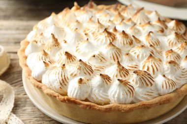 Masada nefis ev yapımı kremalı pasta, yakın plan.