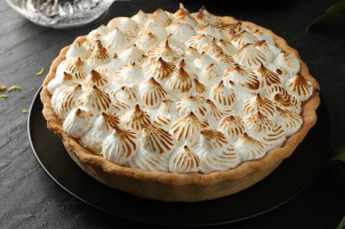 Siyah desenli masada nefis kremalı pasta, yakın plan.