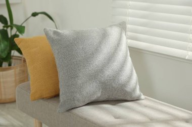 Odadaki kanepede yumuşak dekoratif yastıklar.