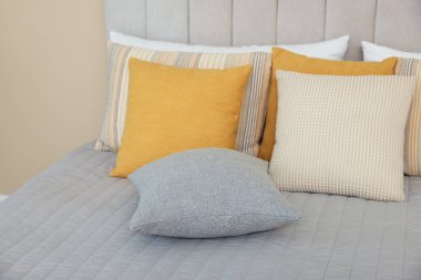 Yatak odasındaki yumuşak dekoratif yastıklar