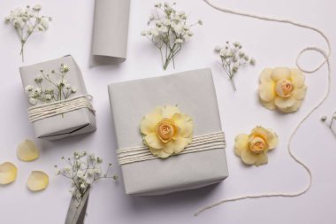 Çiçekçi. Beyaz arkaplanda kutular ve çiçekler, düz uzanmış