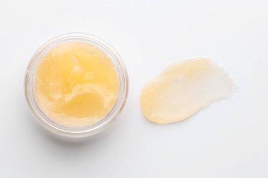 Beyaz arka planda kavanoz ve dudak kremi örneği, üst görünüm