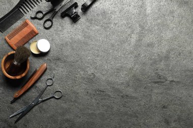 Gri desenli masa üzerinde birçok farklı berber aletleri, düz yatıyordu. Metin için boşluk