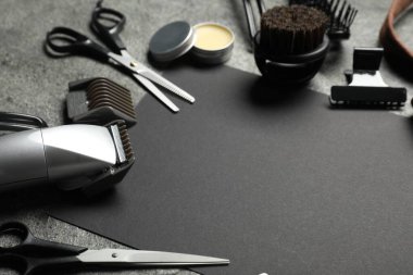 Gri desenli masa üzerindeki birçok farklı berber aletinden yapılmış çerçeve, yakın plan. Metin için boşluk