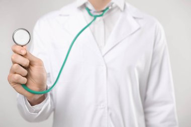 Doktor stetoskop üzerinde açık renkli, closeup ile