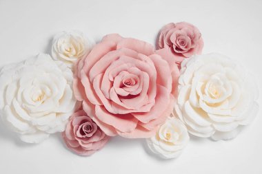 Beyaz arka planda güzel kağıt çiçekler, düz uzanmış