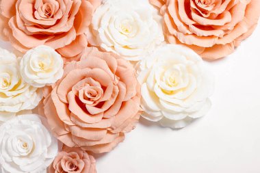 Beyaz arka planda güzel kağıt çiçekler, düz uzanmış