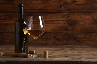 Lezzetli beyaz şarap, cam, şişe, mantar ve tirbuşon ahşap masa, yazı için yer