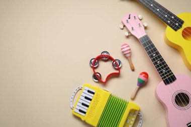 Düz kompozisyon ve bej arka planda farklı müzik aletleri vardı. Metin için boşluk