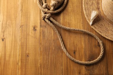 Pamuk ipten ve ahşap arka planda hasır şapkadan yapılmış bir kementti. Metin için boşluk