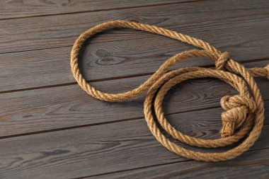 Ahşap arka planda pamuktan yapılmış kement.