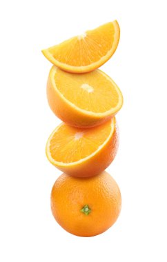 Beyaz arkaplana düşen taze sulu portakallar