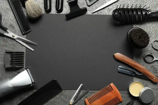 Gri desenli masa üzerindeki birçok farklı berber aletinden yapılmış çerçeve düz yatıyordu. Metin için boşluk