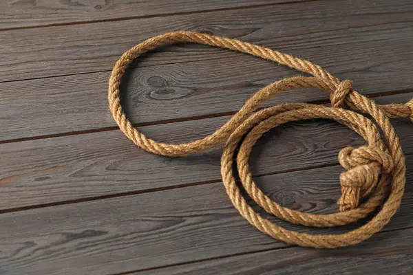 Ahşap arka planda pamuktan yapılmış kement.