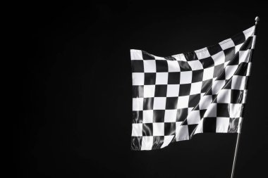 Siyah arkaplanda bir yarış bayrağı, metin için boşluk