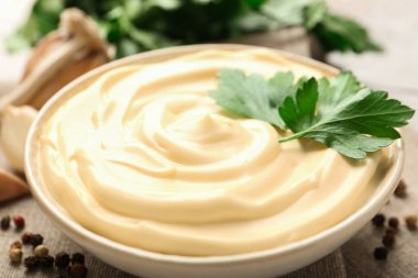 Masada maydanozlu mayonez sosu, yakın plan.