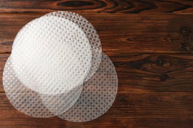 Yenebilir pirinç kağıtları ahşap masada, düz yerde. Metin için boşluk