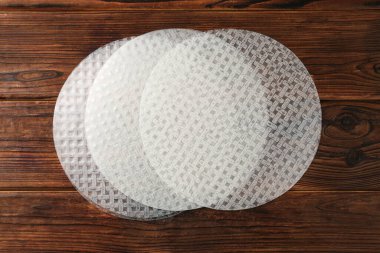 Ahşap masadaki yenilebilir pirinç kağıtları, üst manzara.