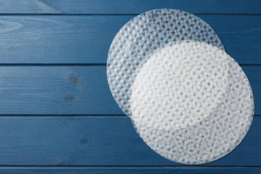 Mavi ahşap masadaki yenilebilir pirinç kağıtları, düz yatıyordu. Metin için boşluk