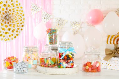 Çikolata. Dekoratif odada beyaz ahşap masada bir sürü farklı tatlı var.