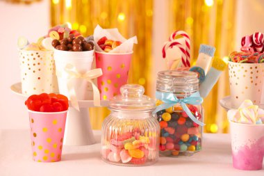 Çikolata. Dekoratif odadaki masada bir sürü farklı tatlı var.