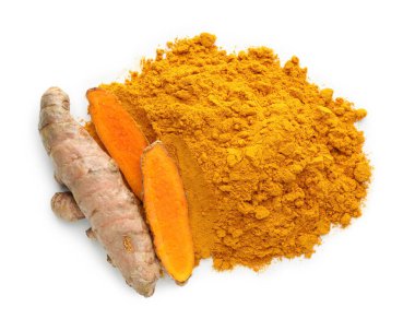 Zerdeçal tozu yığını ve kökler beyaz, üst görünümde izole