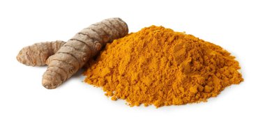 Beyaz üzerine izole edilmiş zerdeçal tozu ve kökler yığını