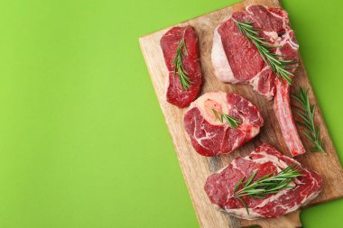 Yeşil masada çiğ sığır eti ve biberiye parçaları. Metin için boşluk