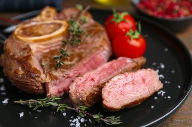 Lezzetli et parçaları, baharatlar ve domatesler masada, yakın plan.