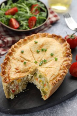 Gri desenli masada servis edilen nefis ev yapımı turta, yakın plan.