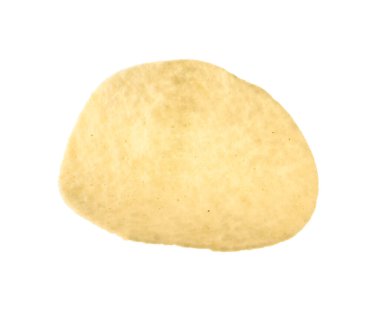 Beyaza izole edilmiş lezzetli bir patates cipsi.