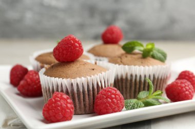 Ahududu ve nane aromalı lezzetli çörekler, yakın plan.