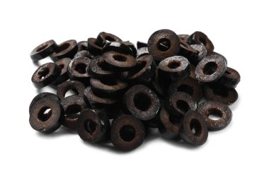 Terbiye edilmiş siyah zeytin halkaları beyaz üzerine izole edilmiş.