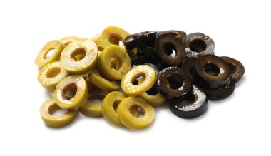 Terbiye edilmiş yeşil ve siyah zeytin halkaları beyaz üzerine izole edilmiş.