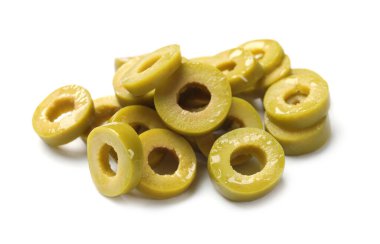 Terbiye edilmiş yeşil zeytin halkaları beyaz üzerine izole edilmiş.