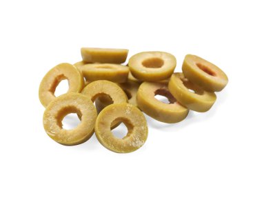 Terbiye edilmiş yeşil zeytin halkaları beyaz üzerine izole edilmiş.