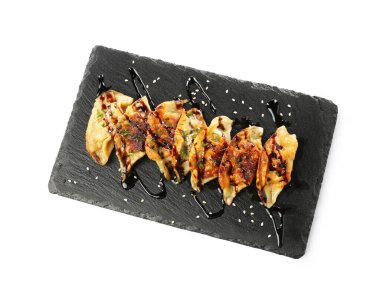 Lezzetli kızarmış gyoza (hamur tatlısı) beyaz, üst manzara
