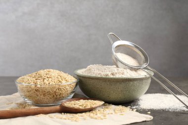 Esmer pirinç, un ve elek gri masada. Metin için boşluk