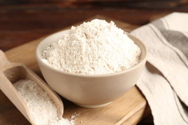 Tahta masada kahverengi pirinç unu, yakın plan.