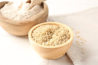 Kahverengi pirinç ve un beyaz masada, yakın plan.