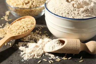 Kahverengi pirinç ve un gri masada, yakın plan.