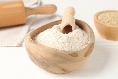 Kahverengi pirinç ve un beyaz masada, yakın plan.